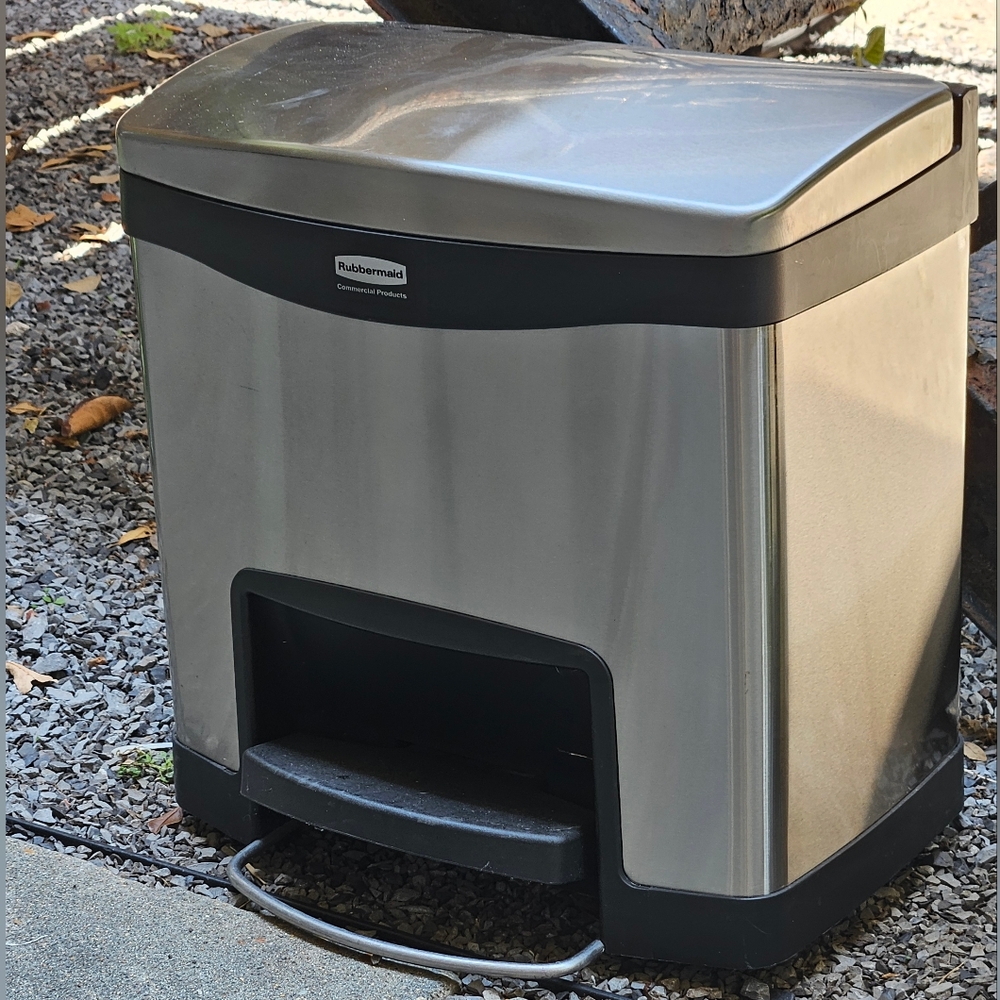 RUBBERMAID SMALL TRASH CAN WITH STEP PETAL TO OPEN CONTAINER